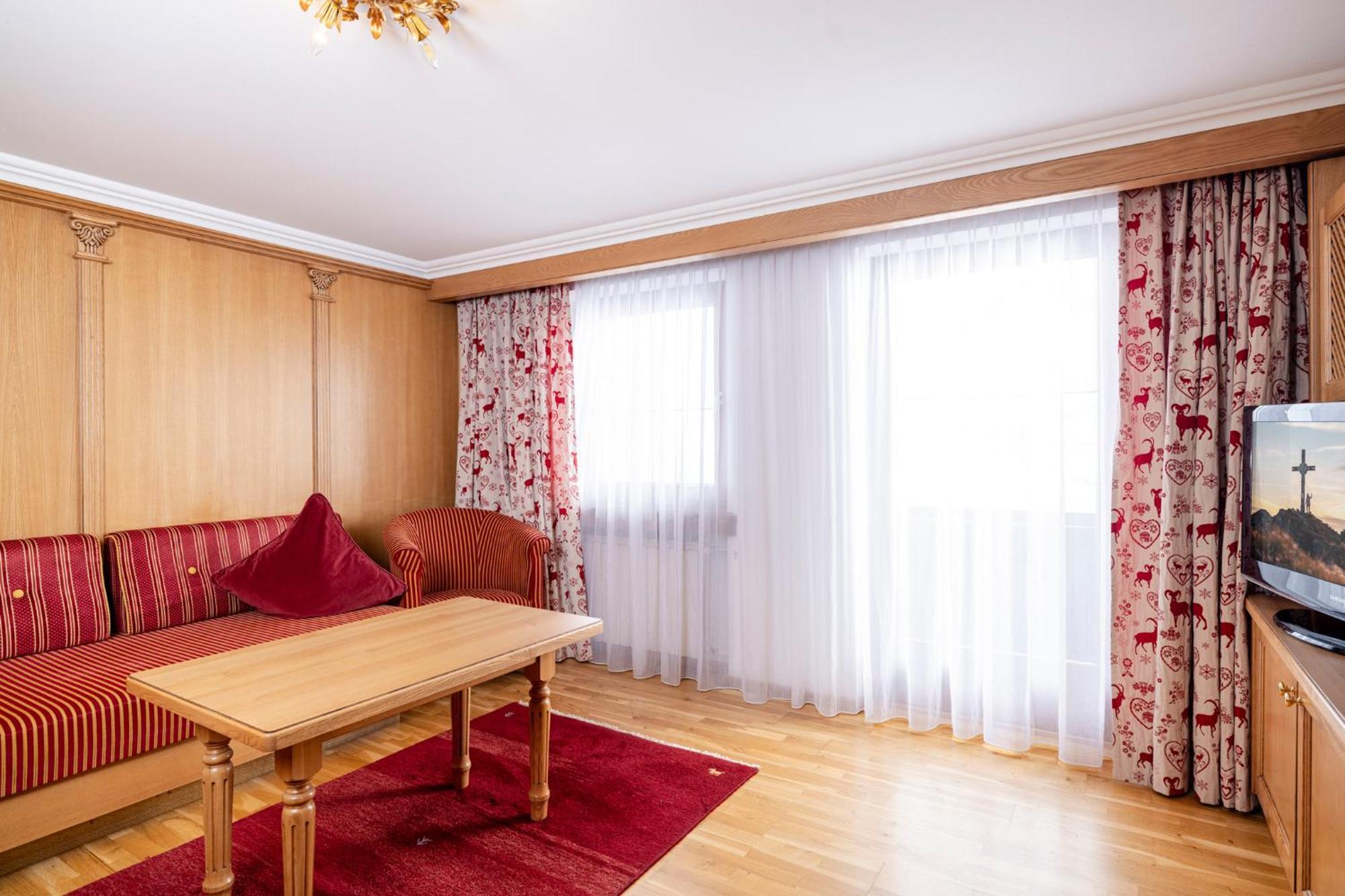Aparthotel Landhaus St. Joseph Майрхофен Экстерьер фото